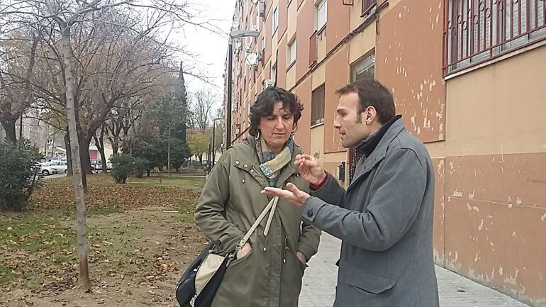 Lola Ranera (PSOE) y Pablo Muñoz (ZeC), en el sector Ríos de Aragón que estrena farolas con tecnología LED