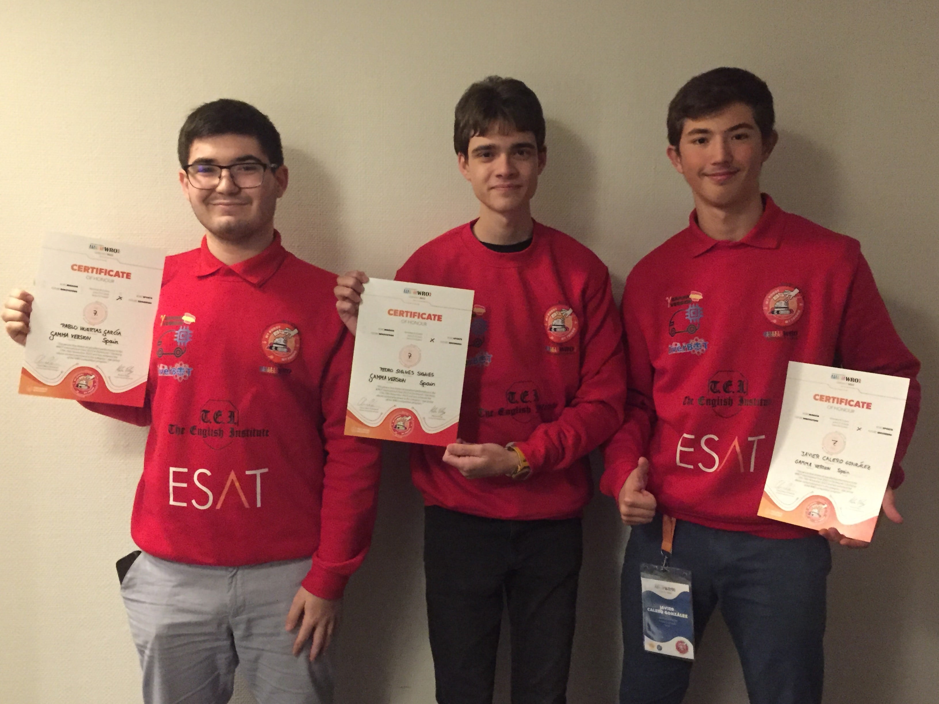 Pablo Huertas, Pedro Signes y Javier Calero con sus certificados.