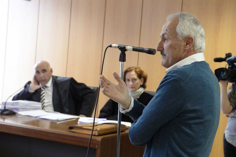  El presidente de Homor del Racing de Santander, Juan Antonio &quot;Tuto&quot; Sañudo (d) y el presidente del Club, Manuel Higuera (i), durante la declaración como testigo de &quot;Tuto&quot; Sañudo, en el juicio celebrado en el Juzgado de lo Mercantil, dentro de la causa qu