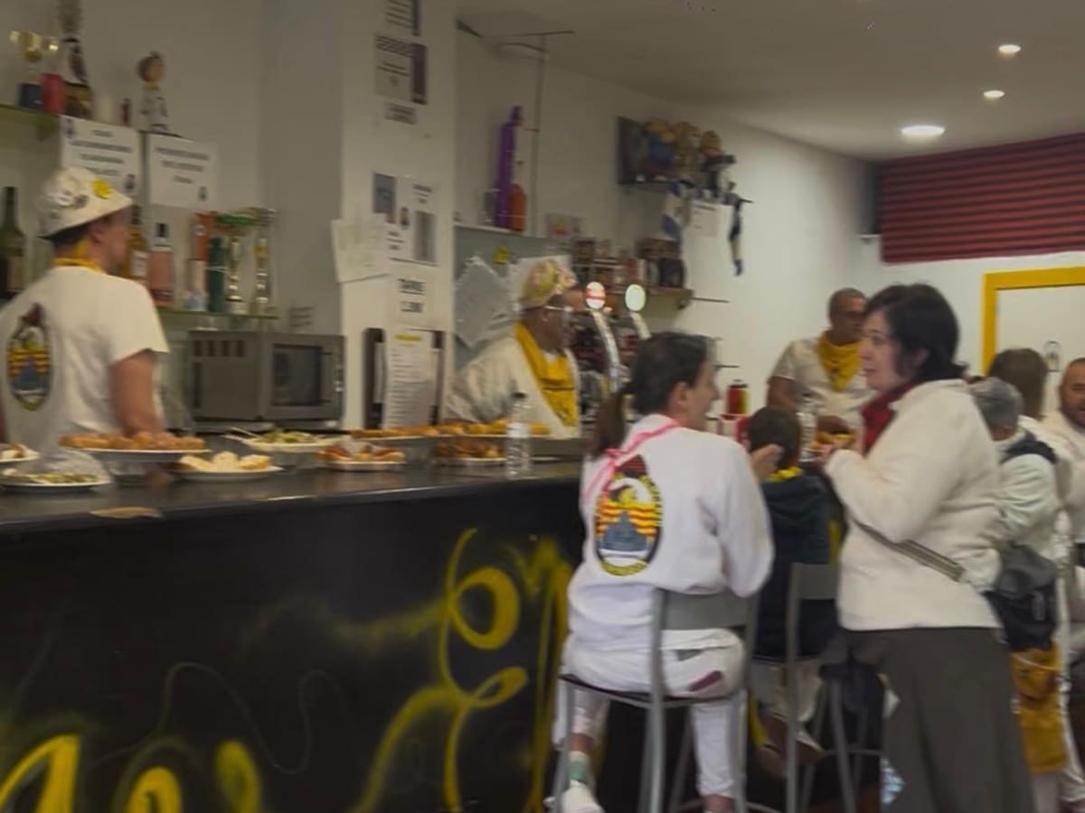 Al mal tiempo, buena cara: los peñistas trasladan la Cincomarzada a sus locales