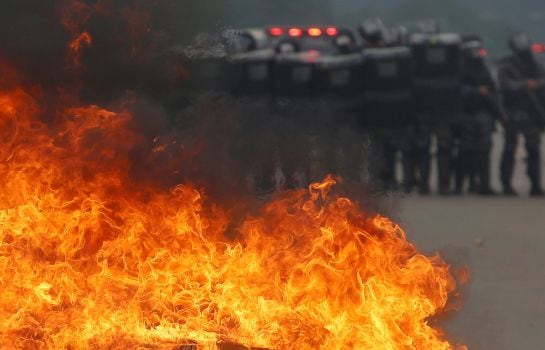 Agentes antidisturbios, junto a una barricada cerca del Congreso, en Brasilia.