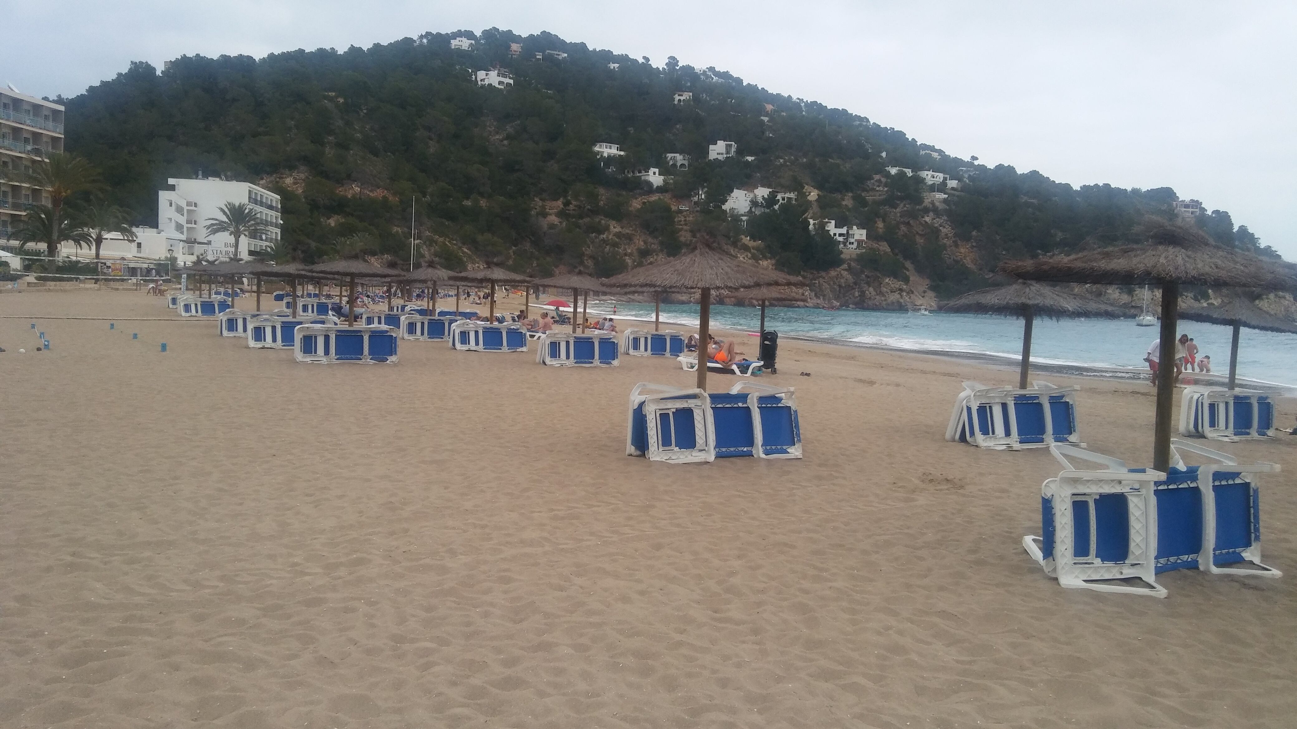 Hamacas en una playa de Ibiza