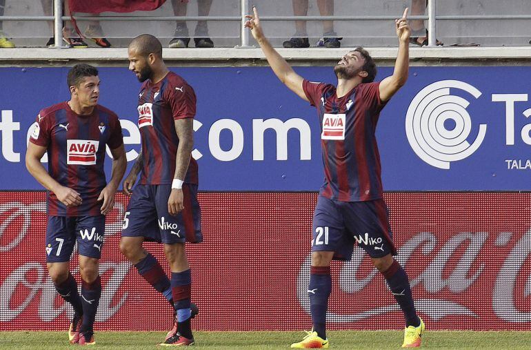 Pedro Leon celebra su primer gol con el Eibar ante Capa y Bebé