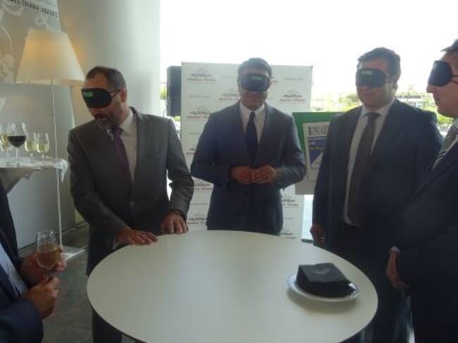 Los invitados al acto, preparados para realizar la cata a ciegas