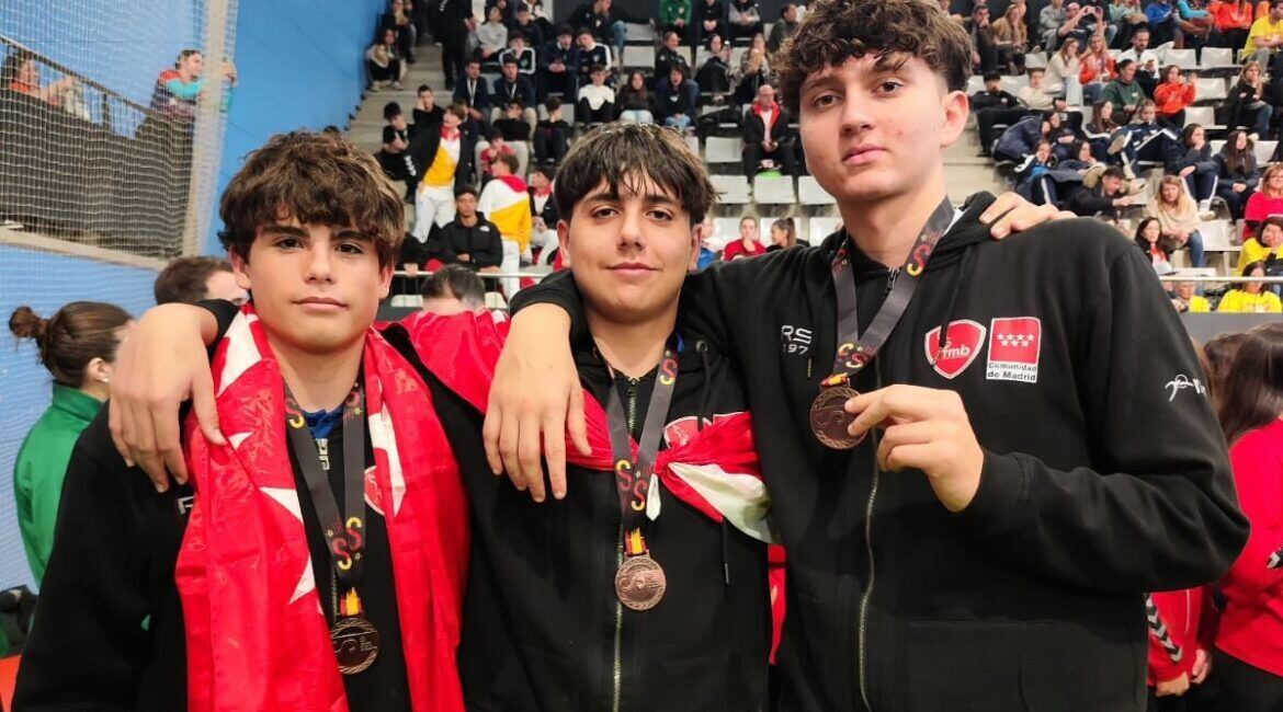 Alejandro Rodríguez Jareño, Diego Cristian Lita y Víctor Gil Tarragó posan con sus medallas obtenidas en los CESA 2024