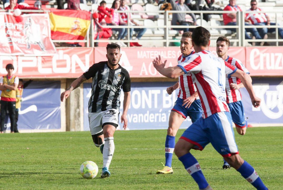 Elady conduce el balón