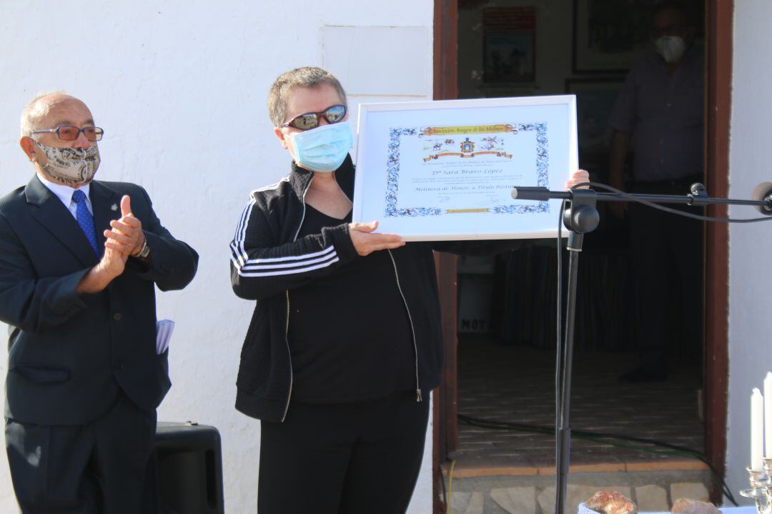 Teresa López recogiendo el galardón a su hija