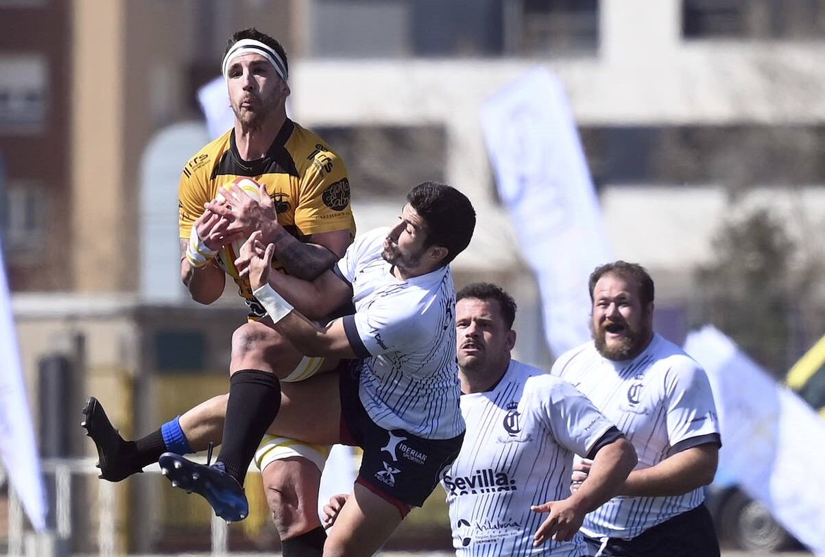 Facundo Sacovechi atrapando el oval en un partido ante el Ciencias de Sevilla. / Foto: Aparejadores Burgos