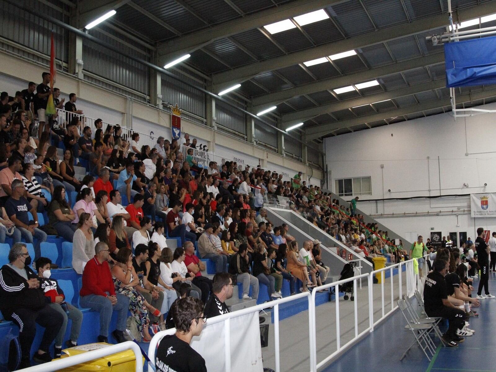 Público en las gradas del pabellón municipal de Titerroy, en Arrecife.