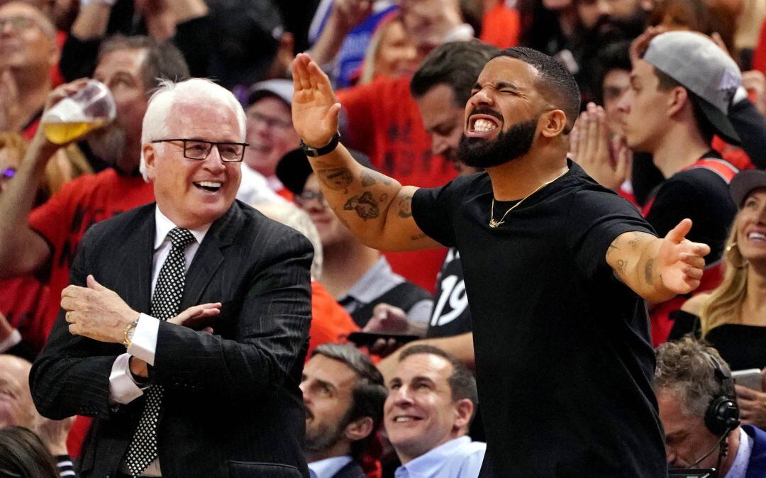 Drake, en uno de sus numerosos gestos en cada partido de los Raptors.