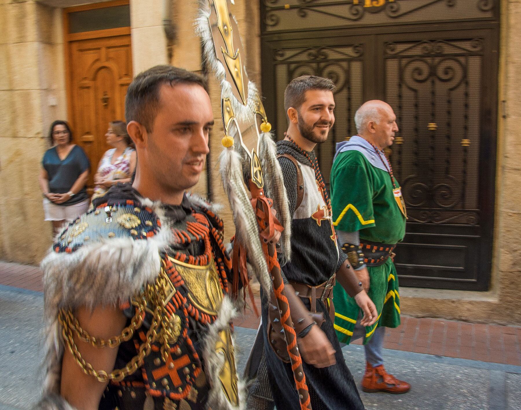 Javi Sansalvador, en primer plànol, junt a l'alcalde i al president de la Junta de Festes, en les passades celebracions en honor a Sant Hipòlit
