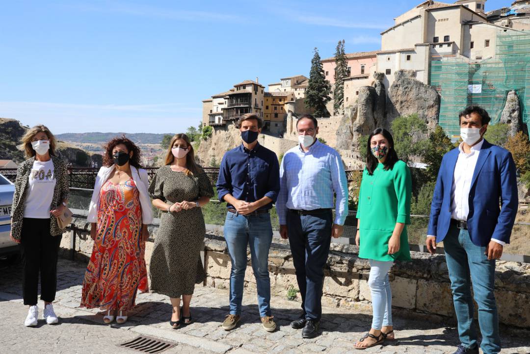 El vicesecretario de Comunicación del PP, Pablo Montesinos, junto a dirigentes del PP durante su visita a Cuenca.