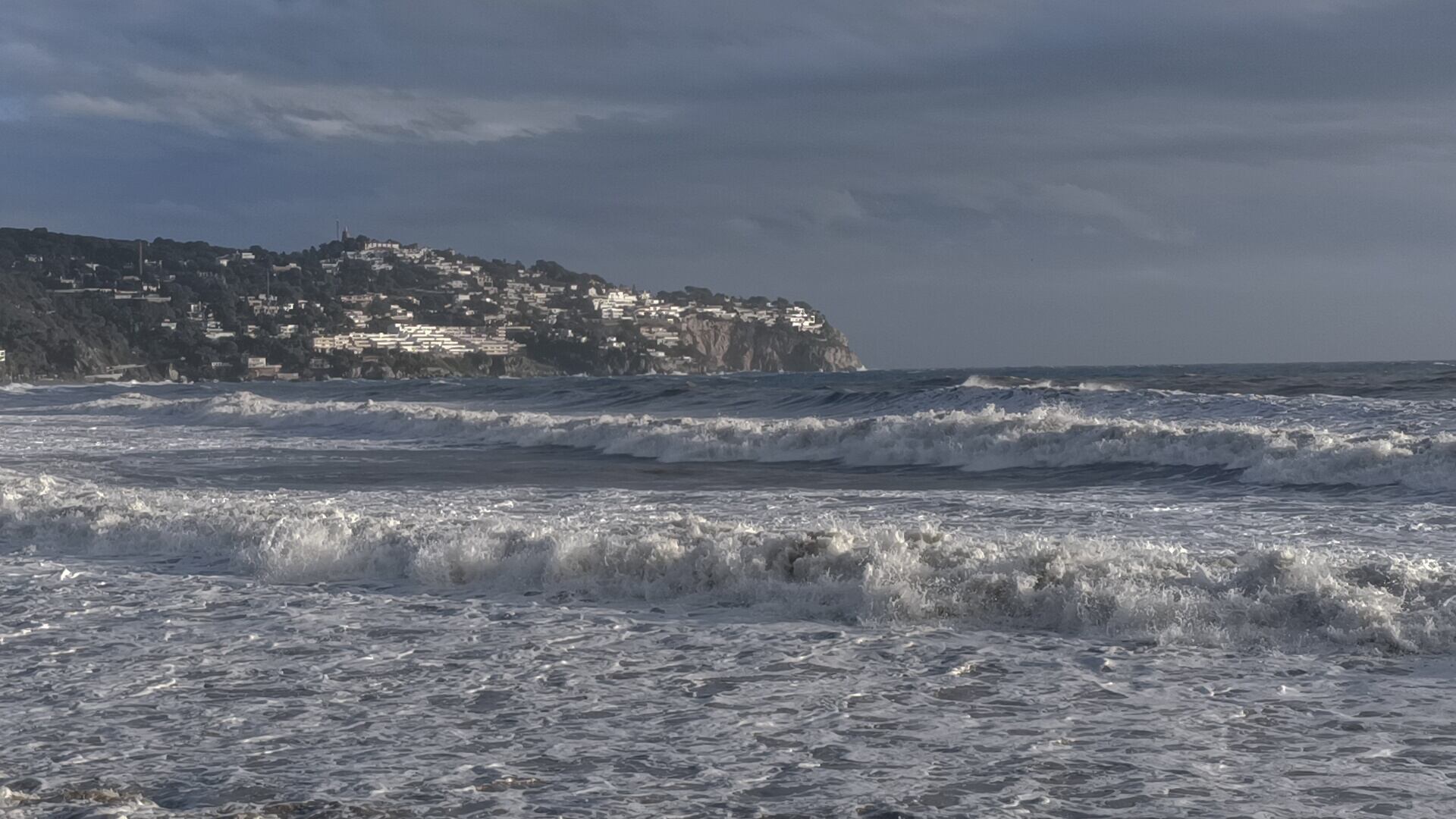 Temporal de poniente en la playa de La Herradura (Granada)