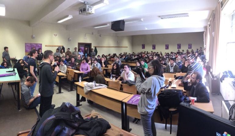 El número 2 de Podemos, Juan Carlos Monedero, se dirige a los estudiantes de la Complutense en la primera asamblea del círculo el pasado febrero