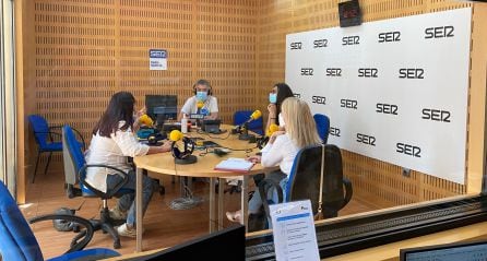 Teresa Franco, Rosa y Juana Herreros junto a Paco Sánches en los estudios de Radio Murcia