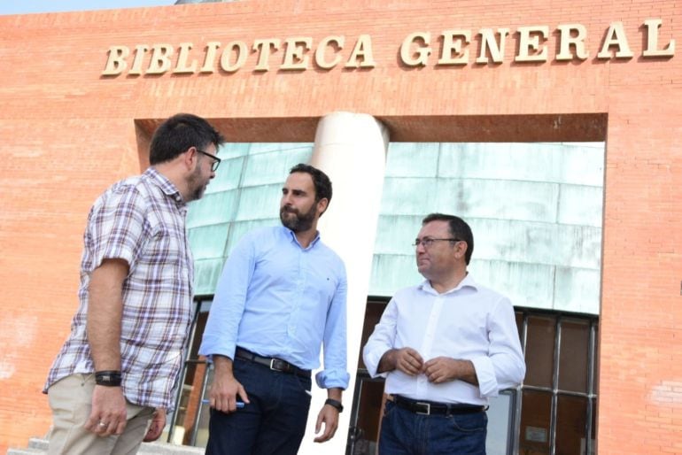 Miguel Ángel Heredia (derecha) en la Biblioteca General de la UMA  
 