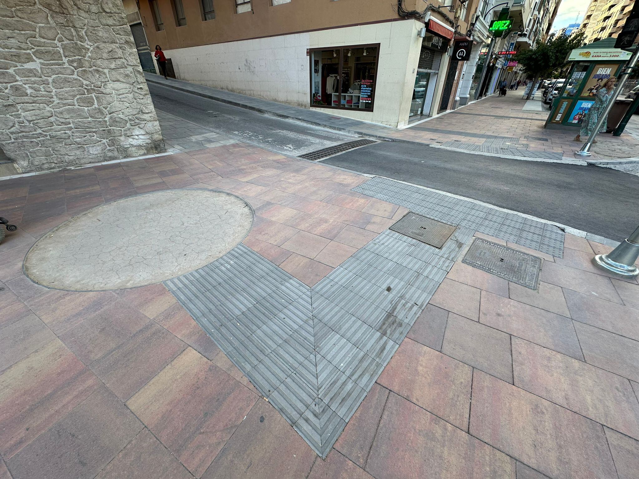 Errores en la acera comentados por el PP