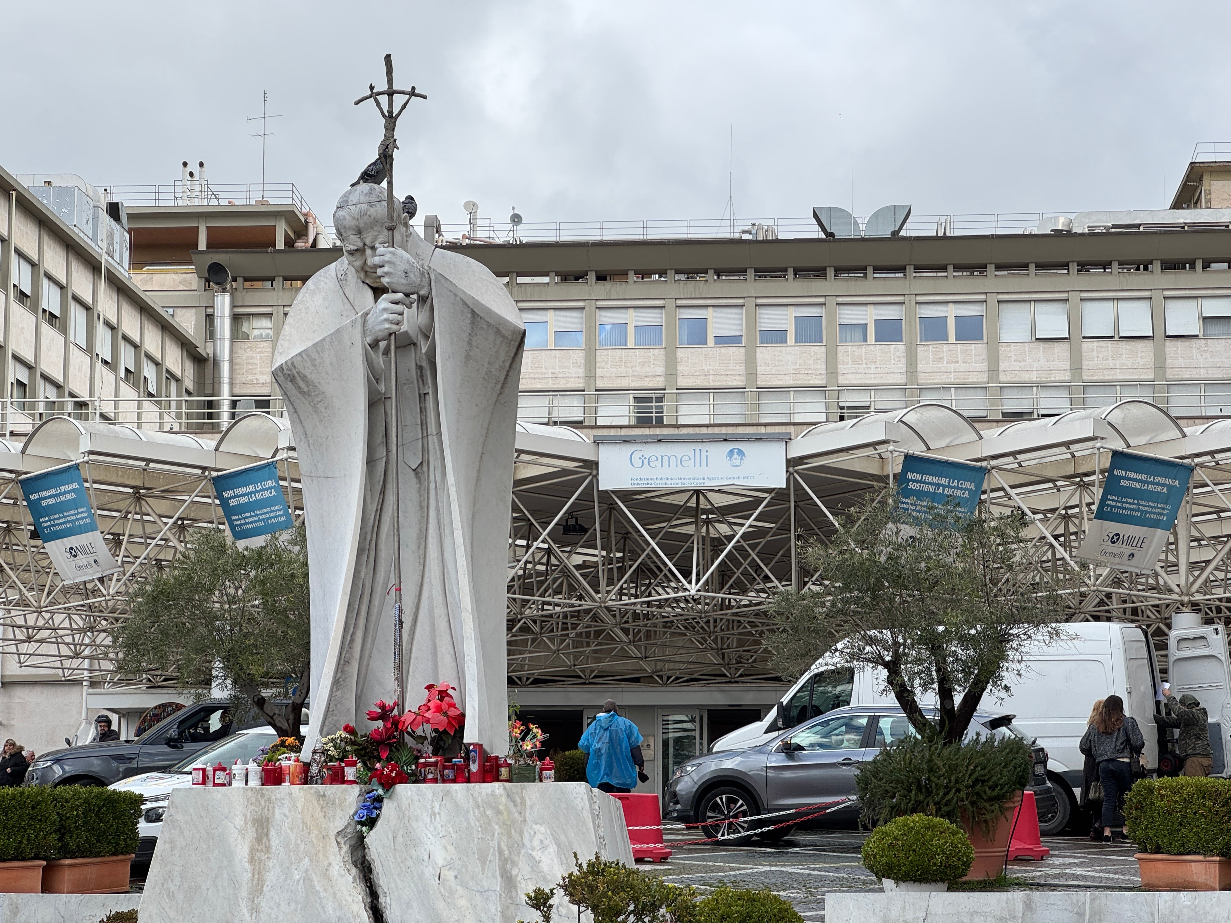 Una vista general del hospital Agostino Gemelli de Roma, donde el papa Francisco ingresó en la mañana del viernes.