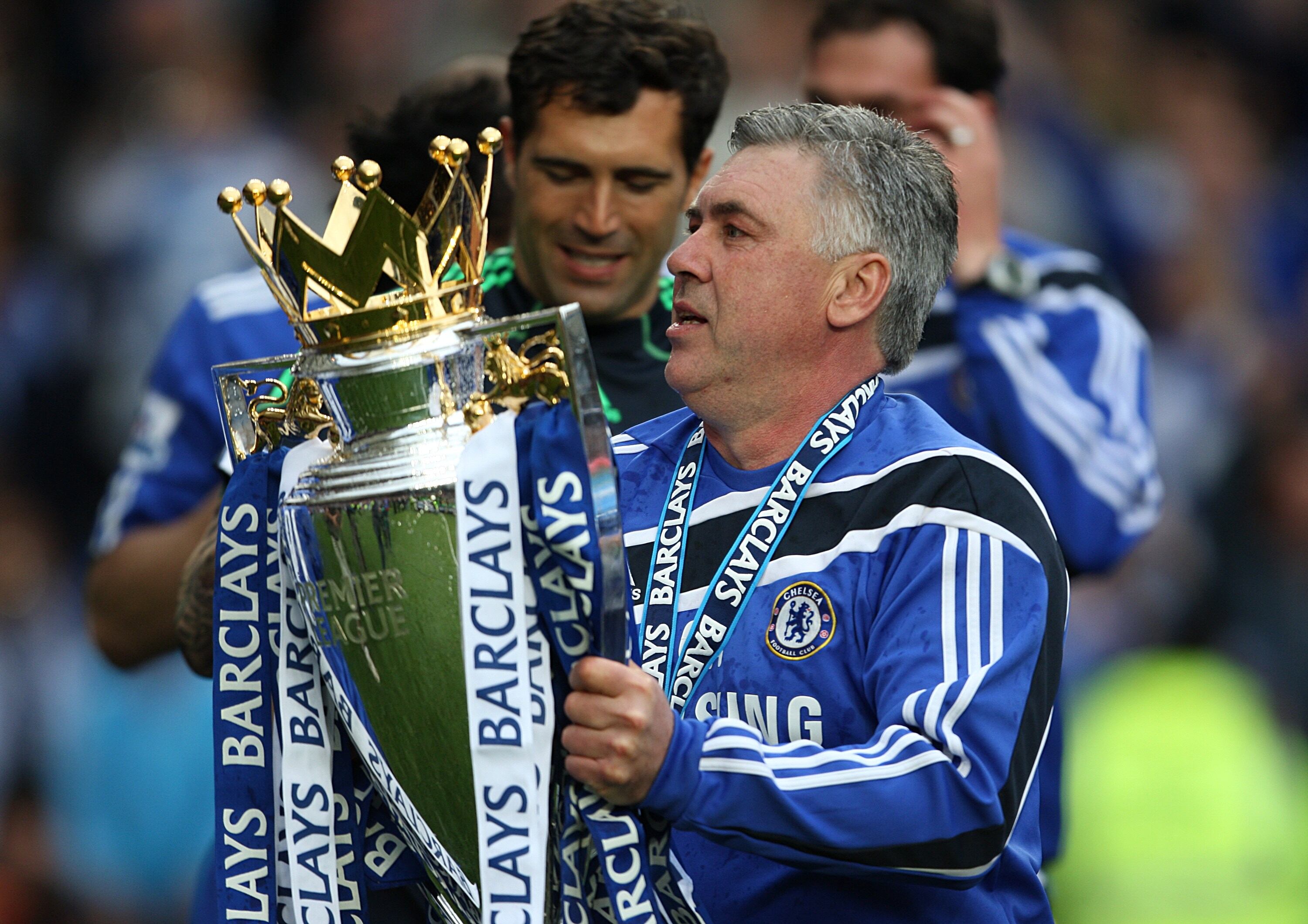 Carlo Ancelotti levantando la Premier League que ganó con el Chelsea