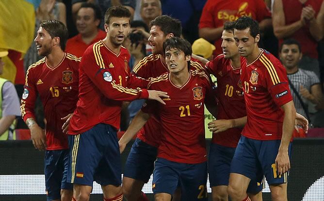 El centrocampista de la selección española, Xabi Alonso (3i), celebra con sus compañeros su gol ante Francia durante el partido de cuartos de final de la Eurocopa, España-Francia