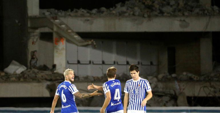 Los jugadores de la Real hablan con la grada derruida de fondo