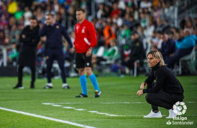 Sebastián Beccacece, agachado, durante el Elche-Barcelona disputado en el Martínez Valero