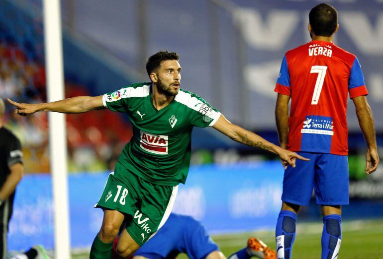 GRA360. VALENCIA, 23/09/2015.- El delantero del Eibar, Borja Bastón, celebra el gol conseguido ante el Levante durante el partido de Liga de Primera División disputado esta tarde en el estadio Ciutat de Valencia. EFE/Juan Carlos Cárdenas