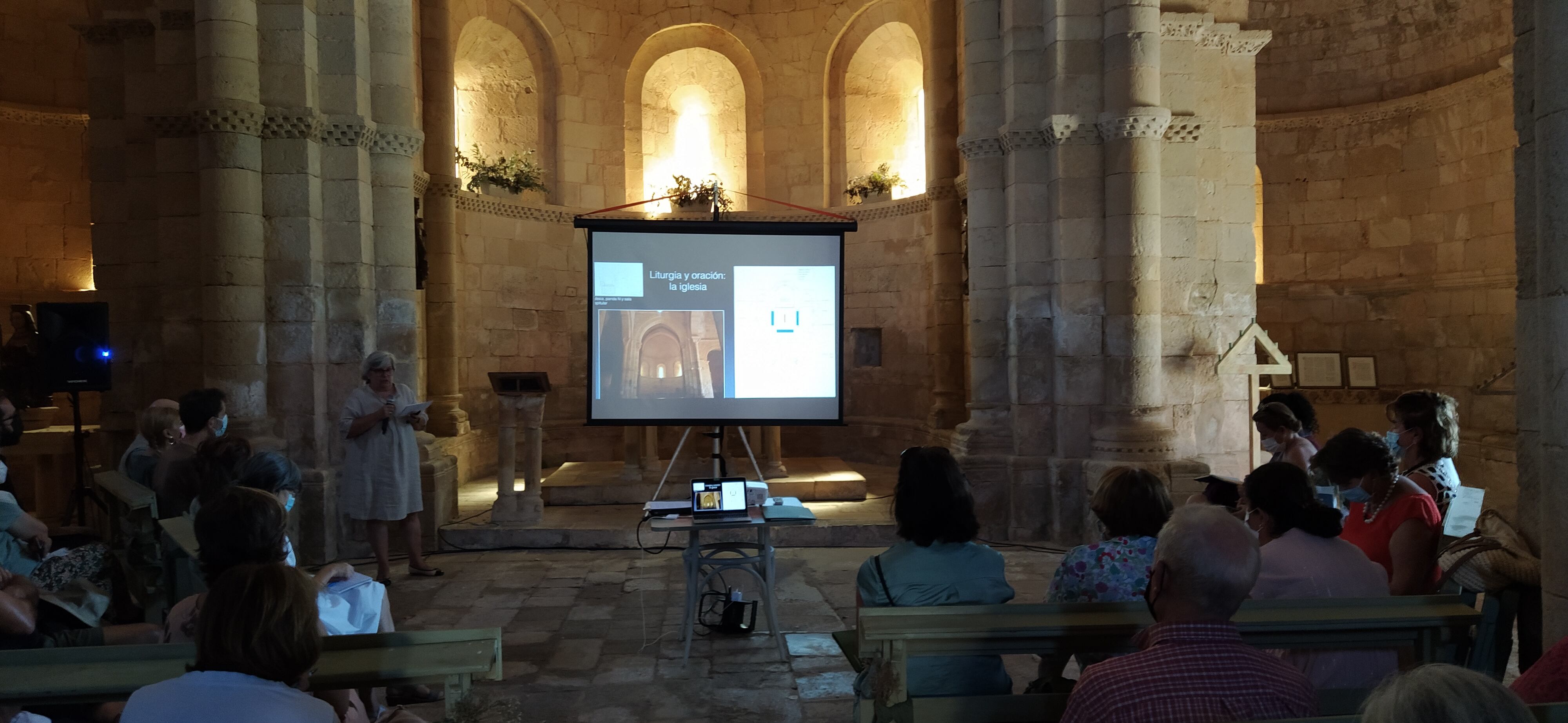 Setenta personas aprenden cómo interpretar el edificio románico visitando varios templos de Palencia y Cantabria