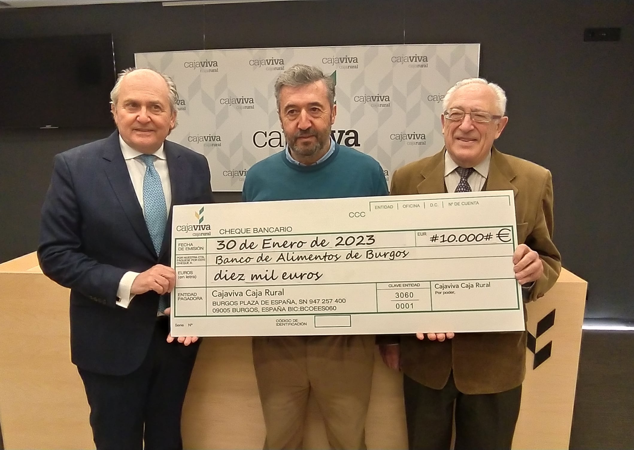 Caja Viva Caja Rural entrega un cheque de 10.000 euros al Banco de Alimentos recogidos en la Lotería Solidaria