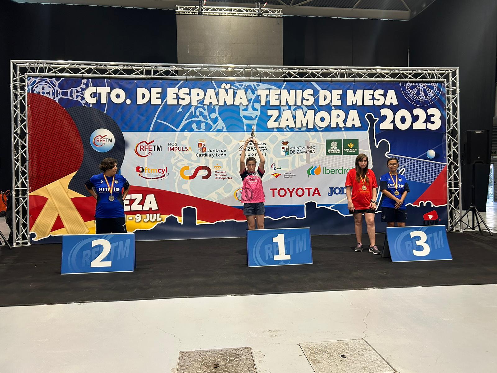 Claudia Reynaldo, del CTM Jerez, levanta su trofeo de campeona de España en Zamora.