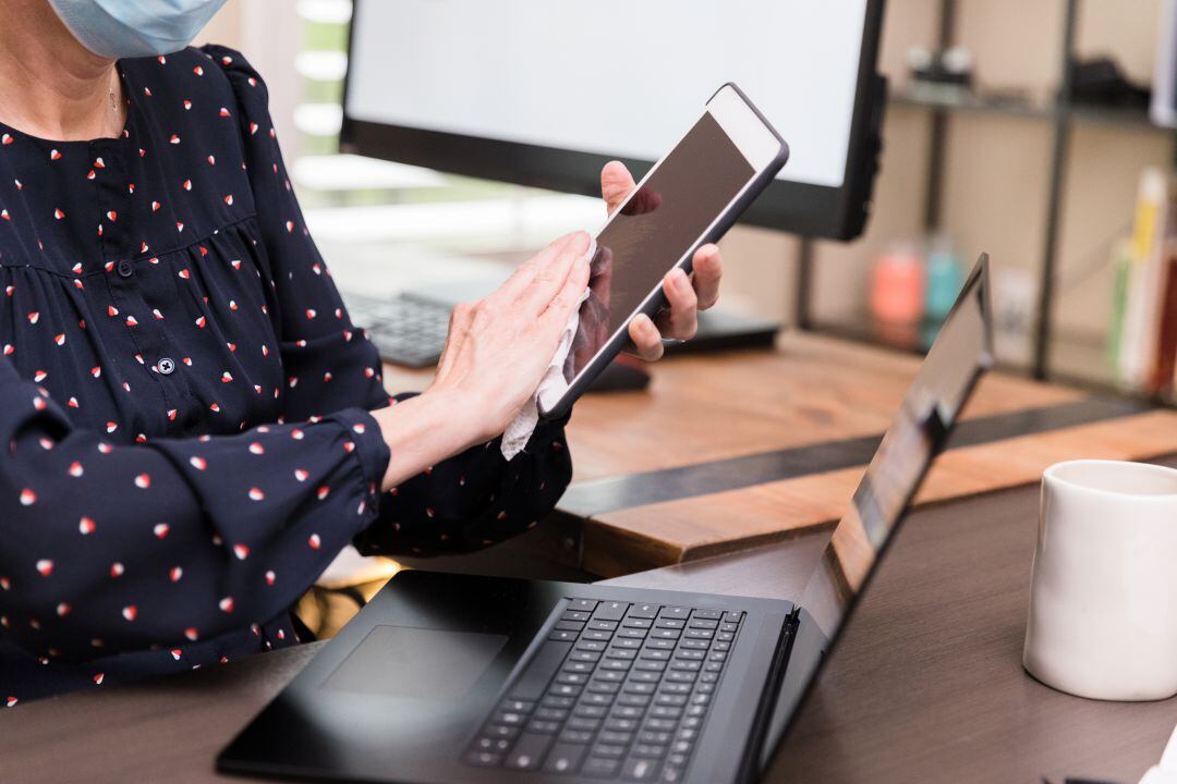 Una mujer trabajando en su tienda.