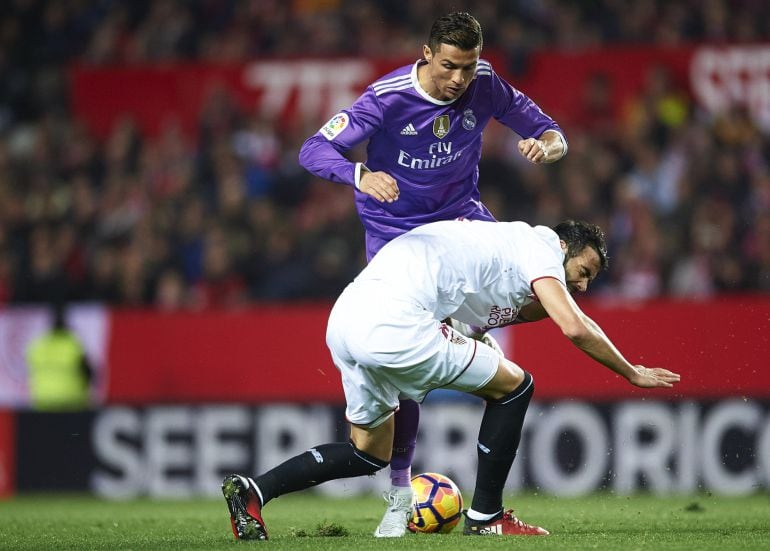 Cristiano e Iborra luchan por el balón.