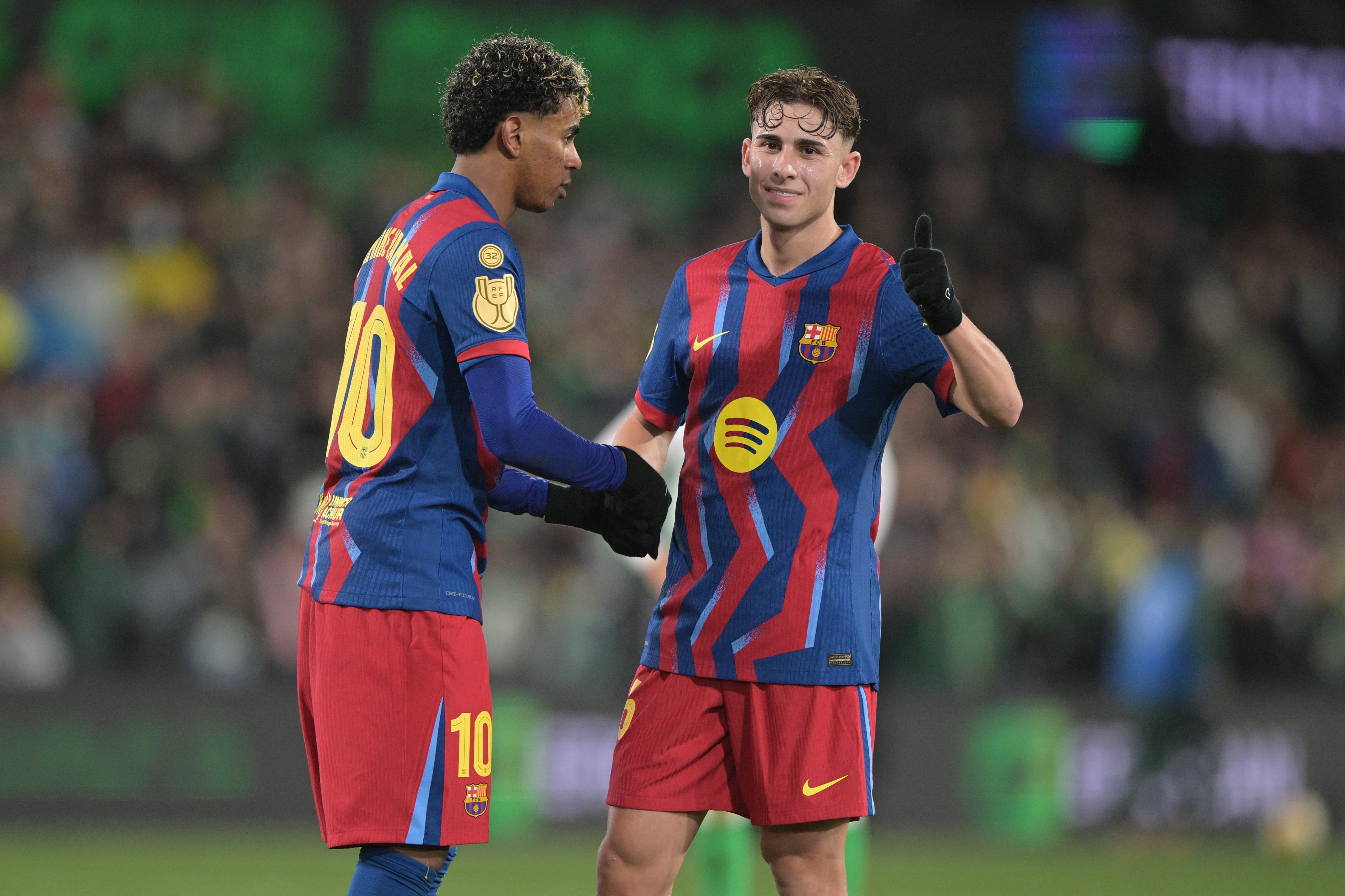 Fermín López y Lamine Yamal celebran un gol ante el Racing de Santander