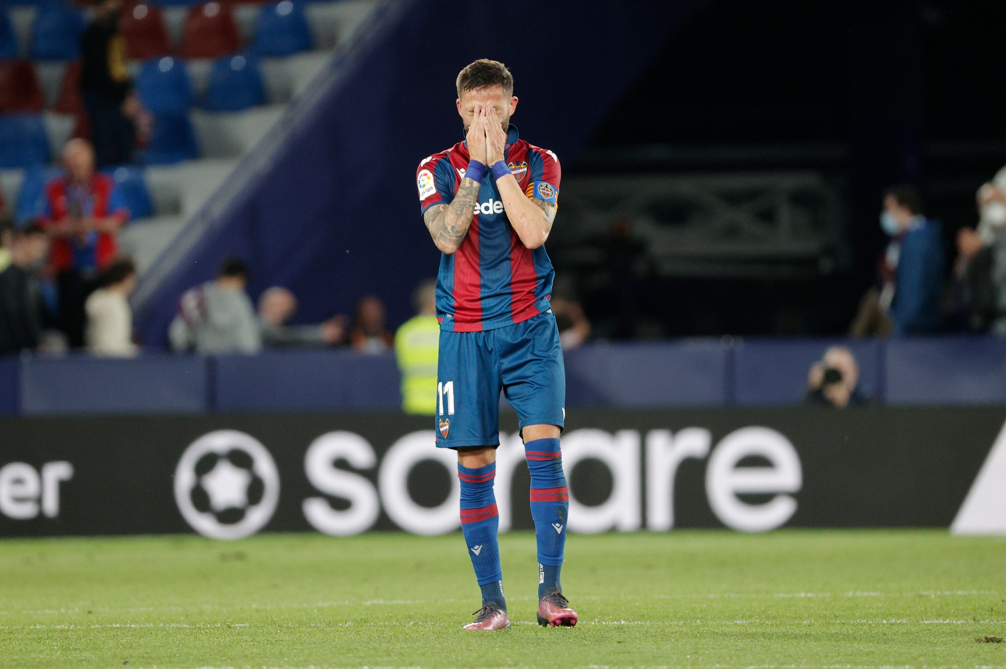 El capitán del Levante, José Luis Morales, roto tras el partido ante el Sevilla (2-3)