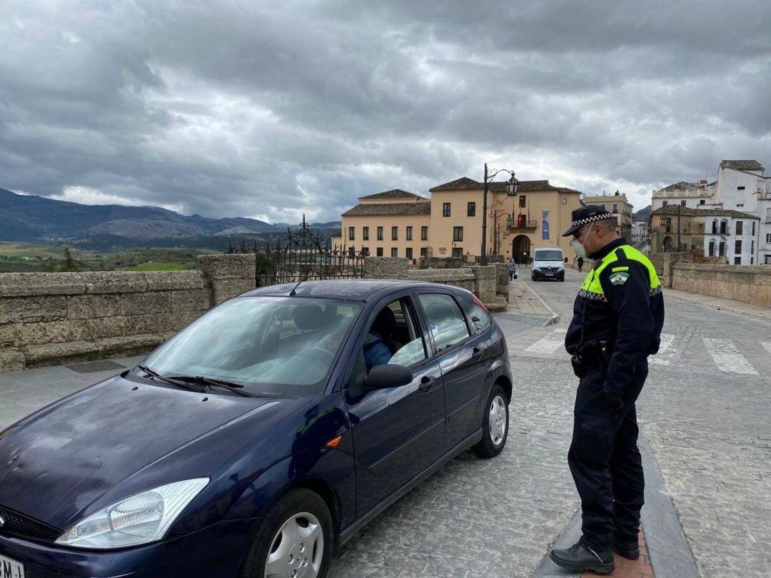 Control de la Policía Local de Ronda junto al Puente Nuevo