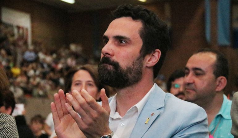 El president del Parlament, Roger Torrent, durant l&#039;Assemblea General Ordinària d&#039;Òmnium, al Pavelló Municipal Vall d&#039;Hebrón, el 16 de juny de 2018 (Horitzontal)