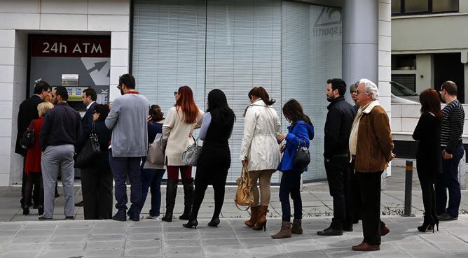 Chipriotas hacen cola para sacar dinero de un cajero