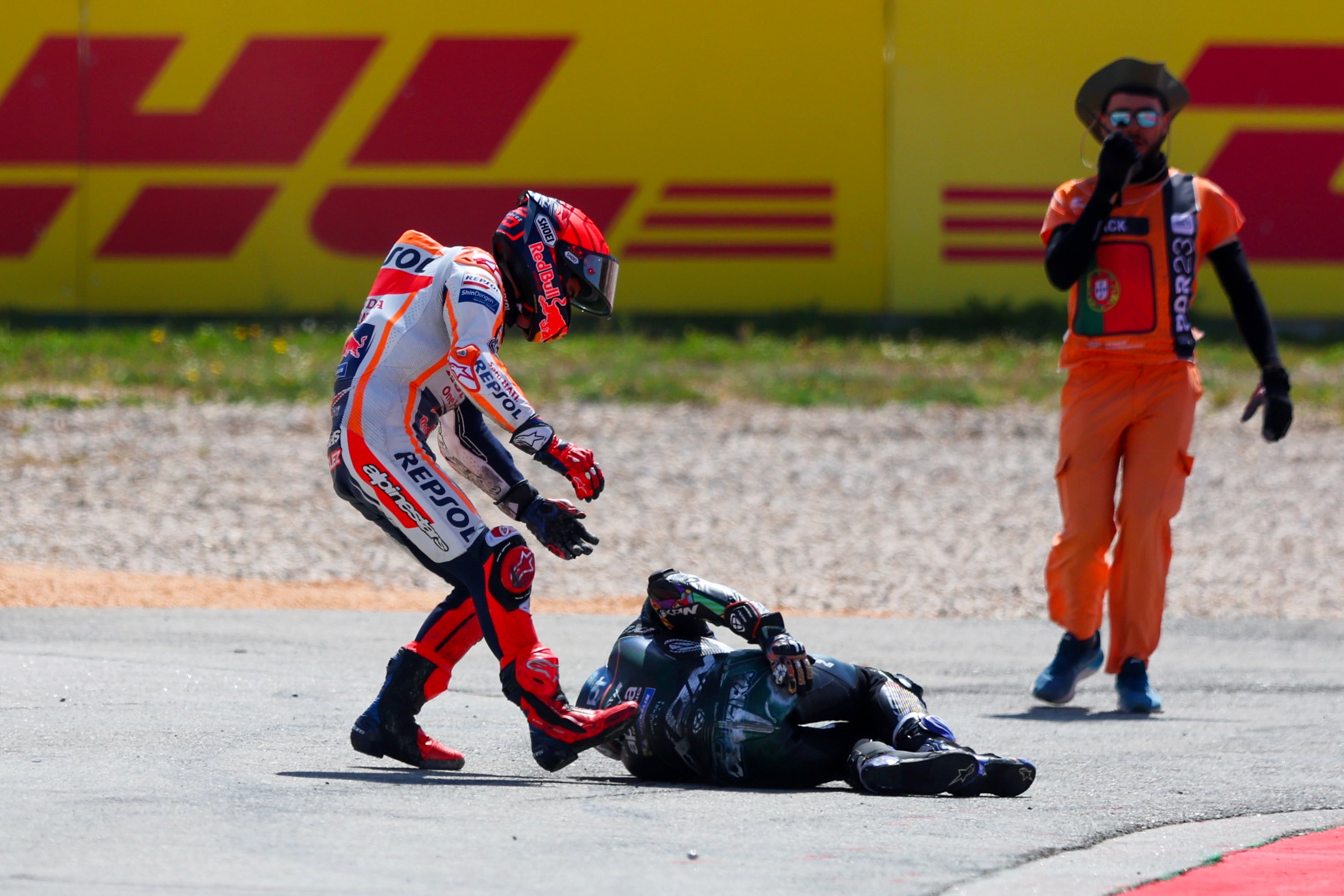 Marc Marquez corre a ver a Oliveira a quien acaba de tirar al suelo en el GP de Portugal. (Motociclismo, Ciclismo) EFE/EPA/NUNO VEIGA