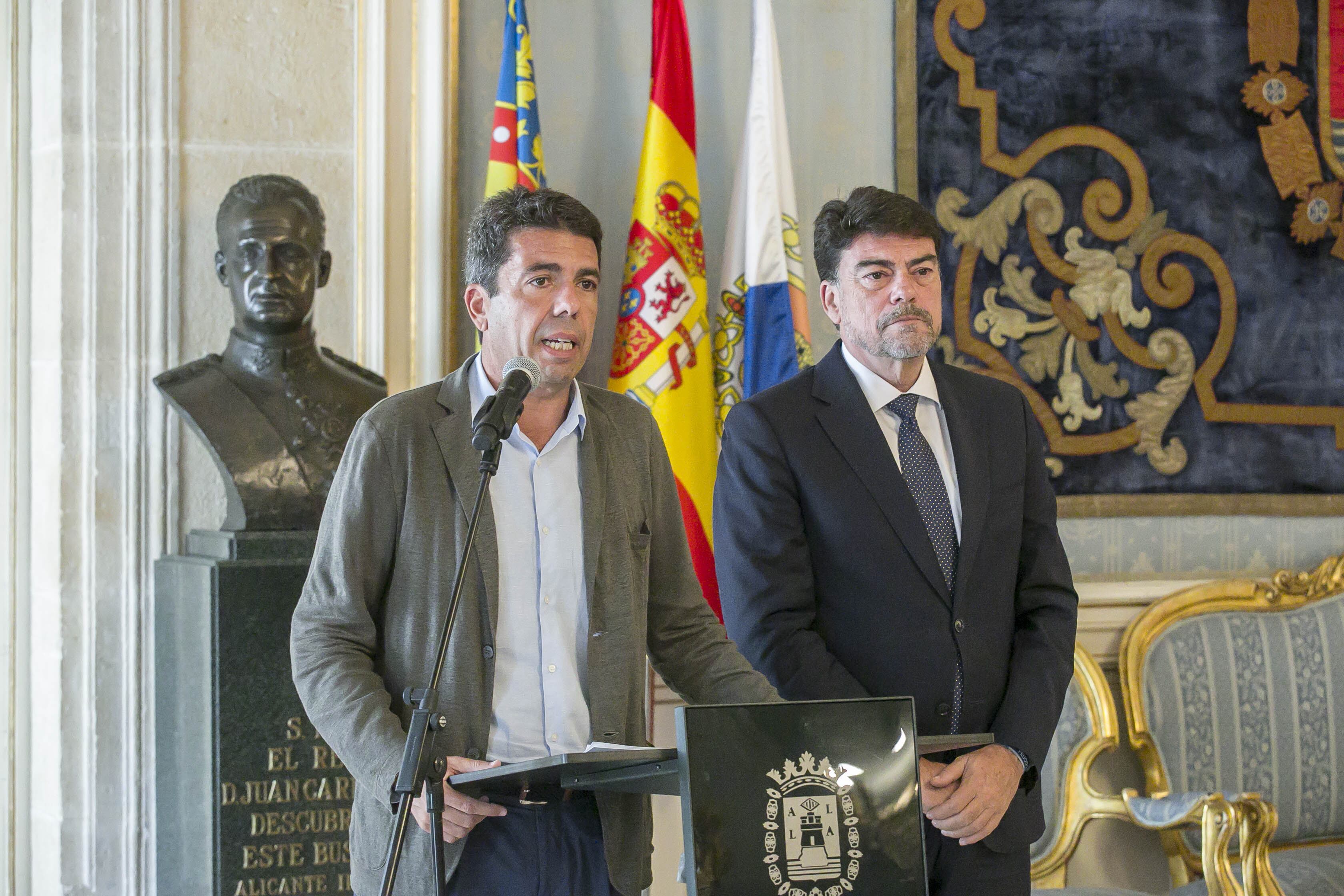 El president Mazón y el alcalde Barcala durante su comparecencia ante los medios tras la visita institucional al Ayuntamiento de Alicante