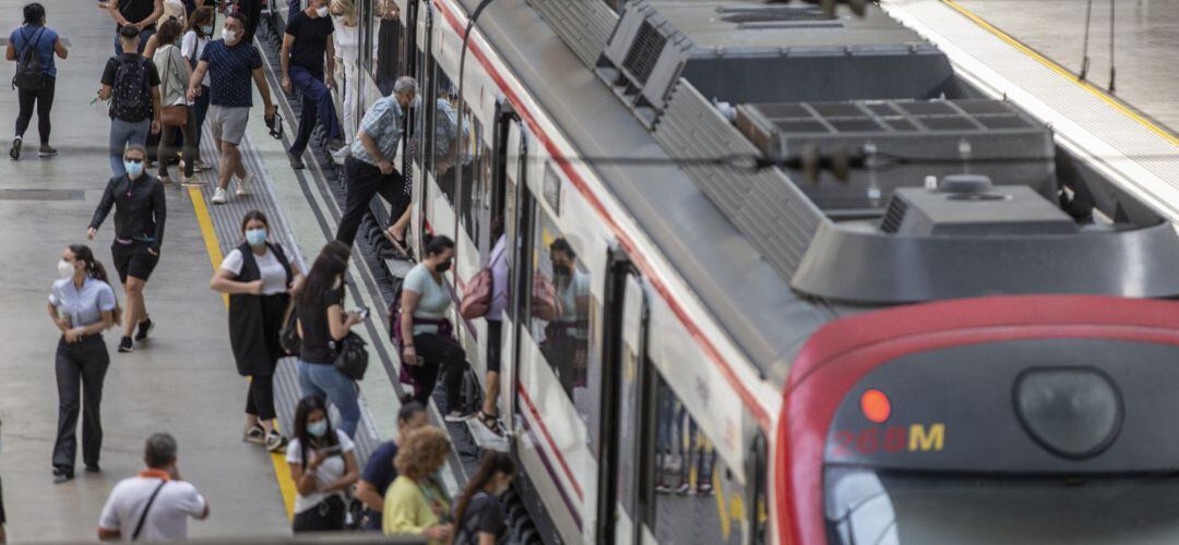 Viajeros suben a un tren de cercanías