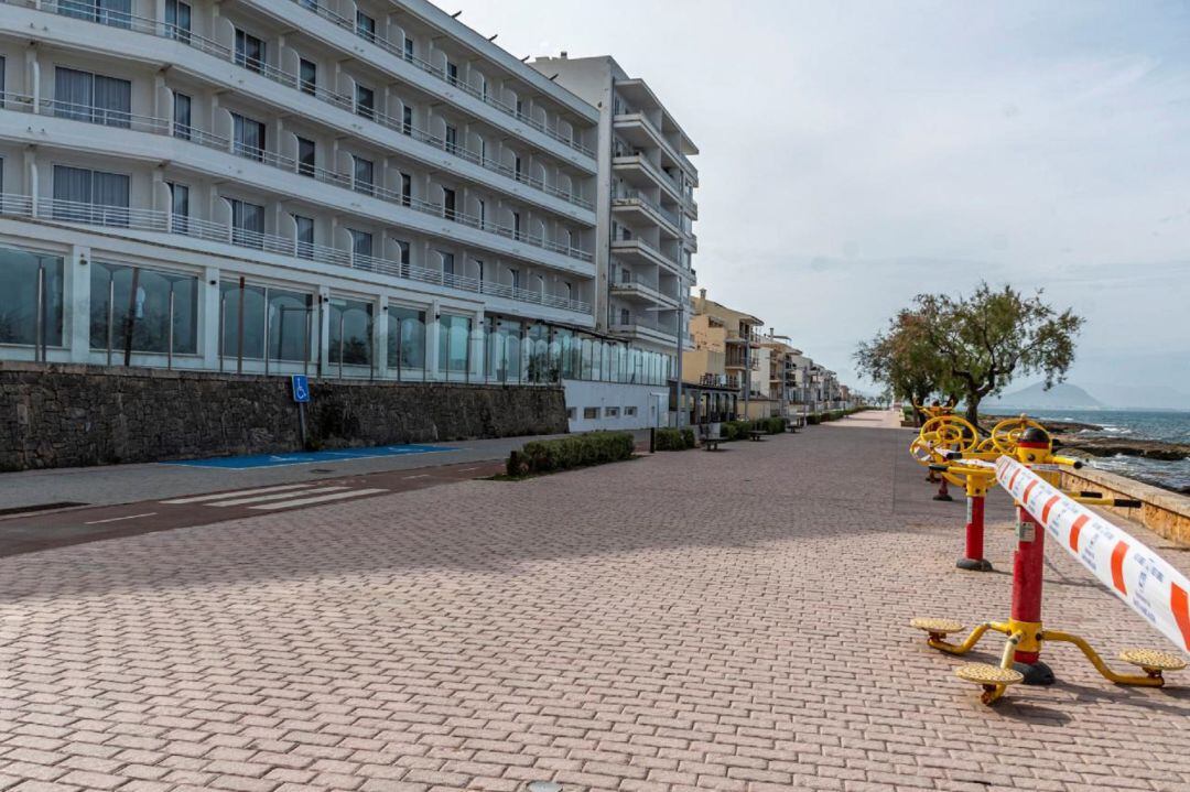Vista de la zona turística de Can Picafort con todos sus hoteles y establecimientos turísticos cerrados