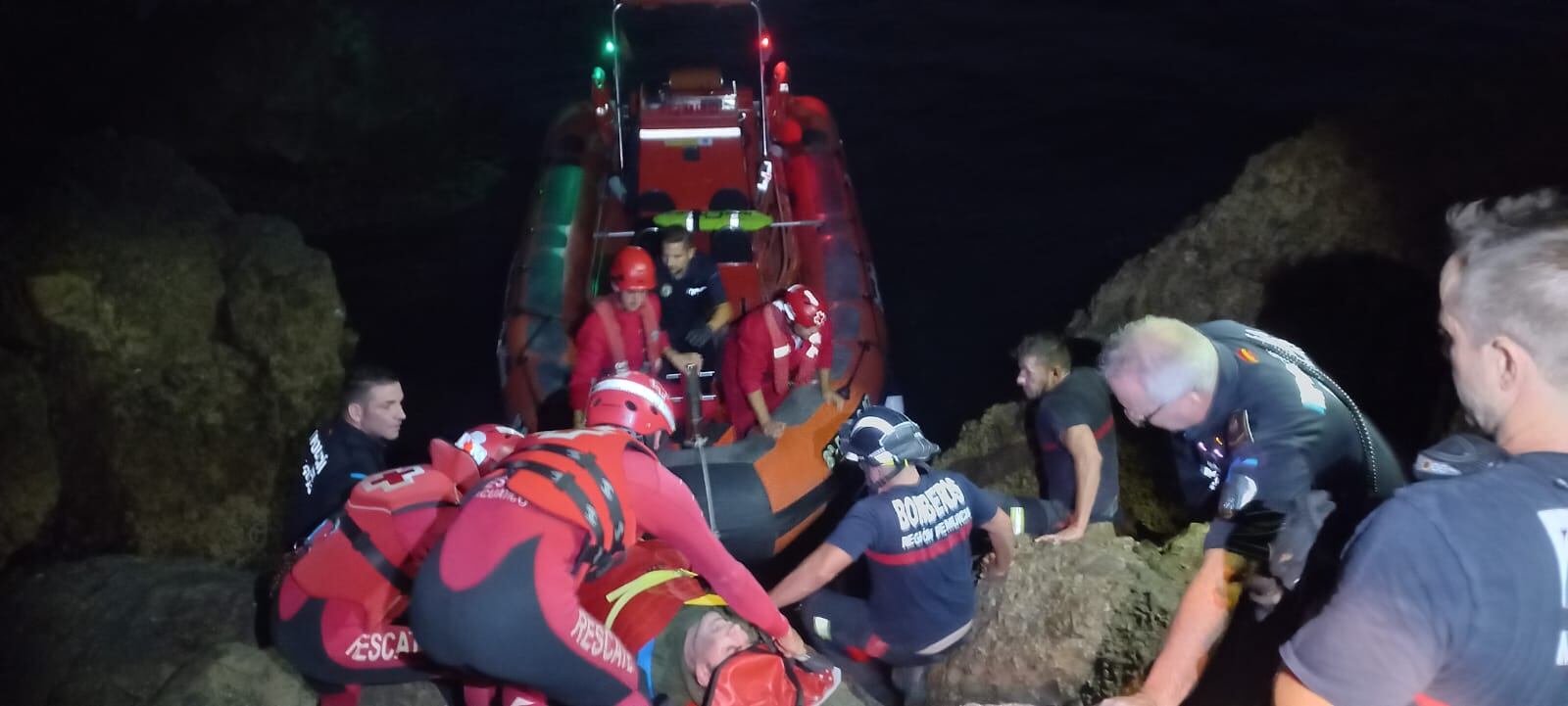 Rescate por mar de un hombre que se sintió indispuesto cuando pescaba en una zona rocosa de la costa de Águilas