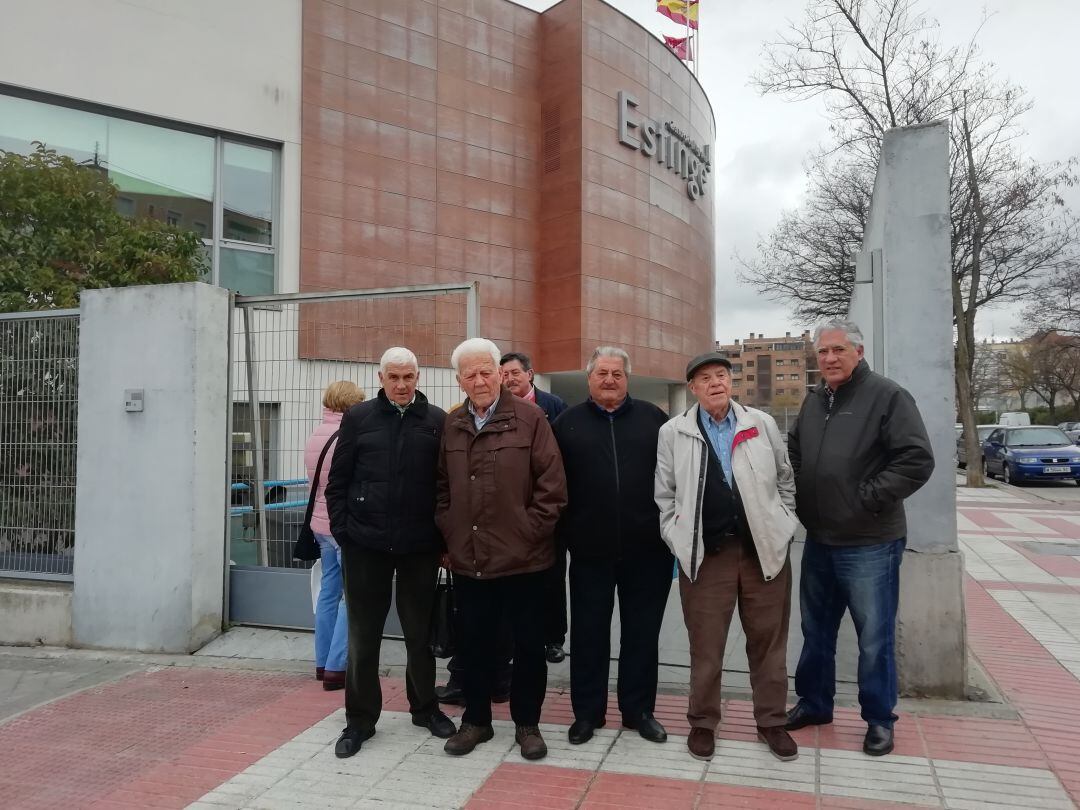 Usuarios de la cafetería del centro de mayores de Canillejas. 