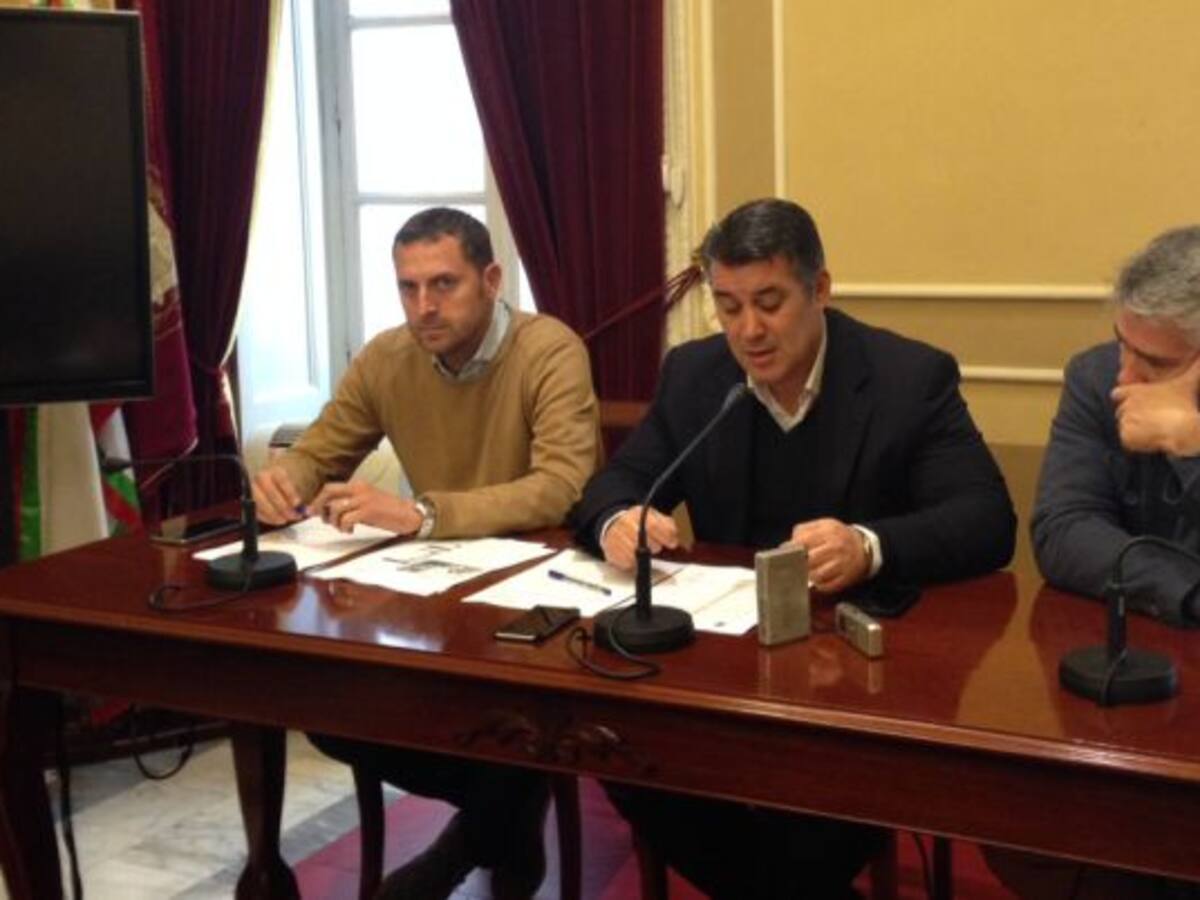 Romaní reconoce las invitaciones a estancias en el Carnaval de Cádiz