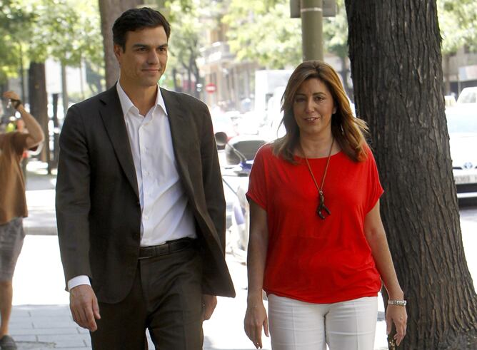 Pedro Sánchez se dirige a la sede del partido en Ferraz con la presidenta andaluza, Susana Díaz.