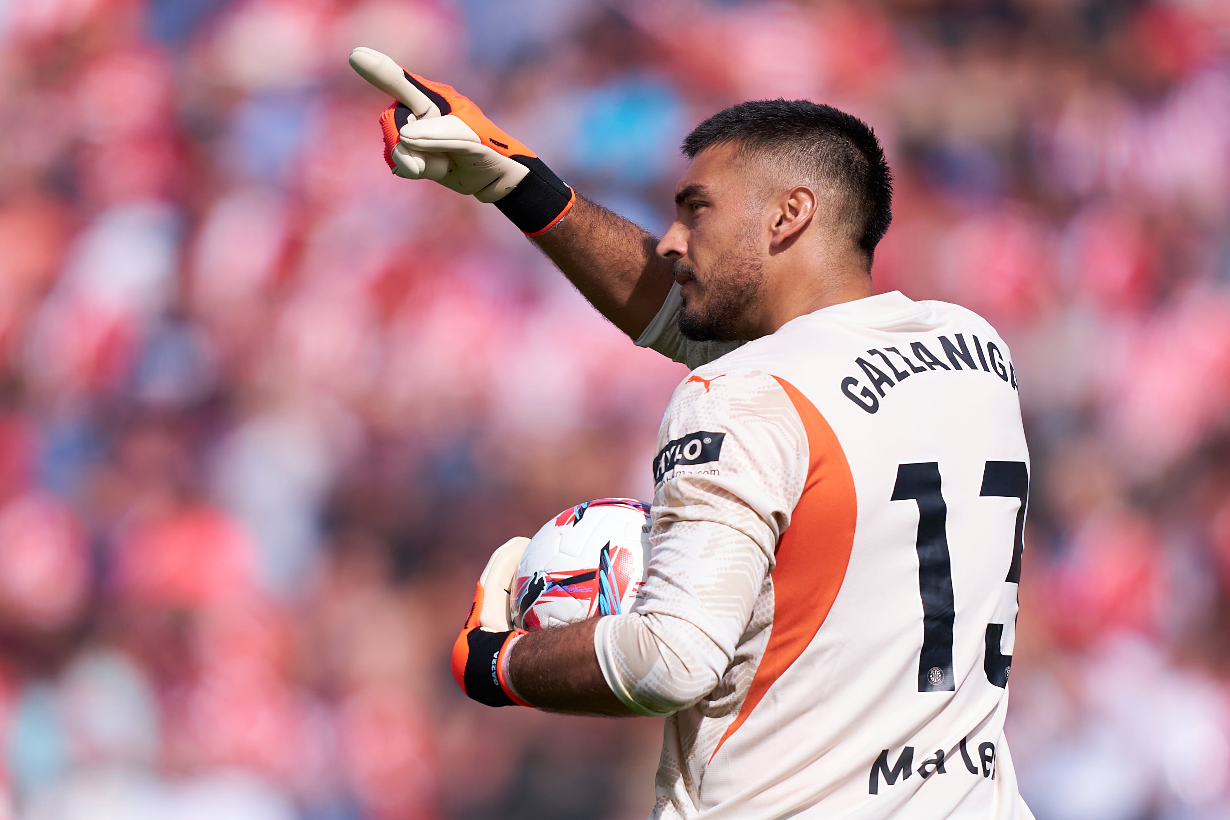 Paulo Gazzaniga celebra la parada de un penalti en el Girona - Athletic Club de Liga