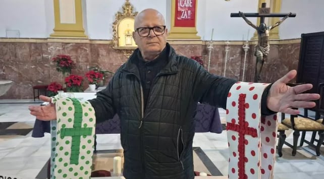 José Planas posa durante una entrevista con sus estolas de coloridos lunares rojos y verdes en Alhaurín de la Torre . Conocido como el &#039;cura flamenco&#039; , que con 76 años muestra su arte en las eucaristías. Bailó flamenco ante Juan Pablo II en una misa del Vaticano mientras el papa le tocaba las palmas y confiesa que cuando suba al cielo quiere unirse a Lola Flores y Camarón