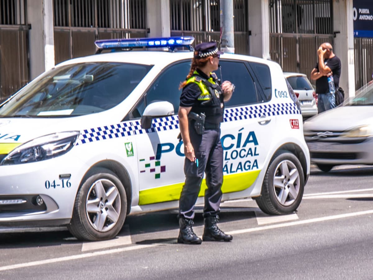 Detenido cuando estaba reparando ilegalmente un vehículo en la calle de un polígono industrial de Málaga