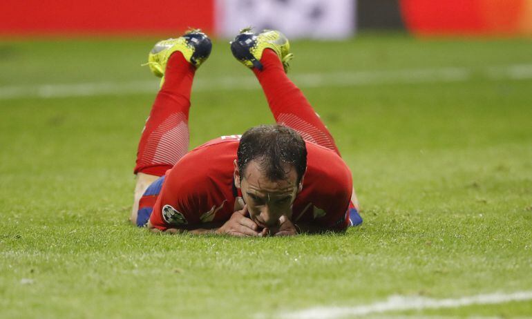 Godín, boca abajo en el césped del Wanda Metropolitano