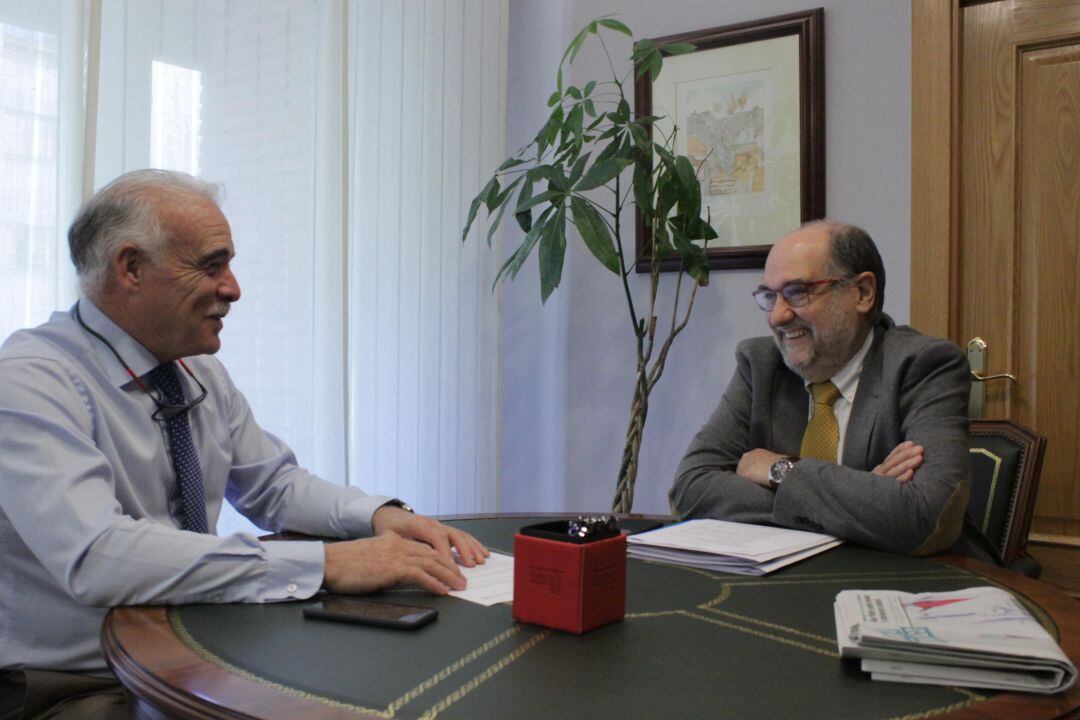 El presidente del colegio de Segovia Enrique Gilabert (i) junto al doctor Hernández nuevo responsable de la Fundación Científica de este organo colegial